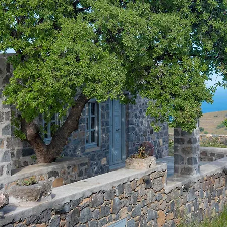 Pavlaina Complex Of Traditional Residences In Nisyros. Enjoy The Garden And The Sea View Emporeiós