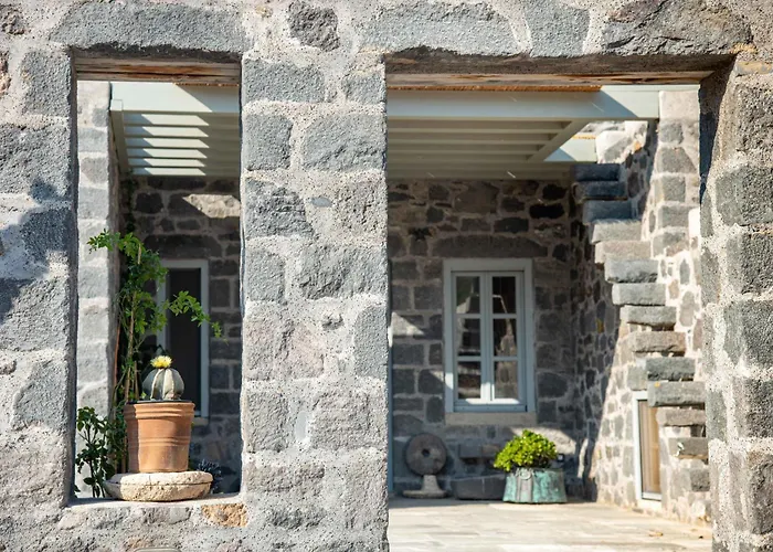 Pavlaina Complex Of Traditional Residences In Nisyros. Enjoy The Garden And The Sea View Εμπορειός