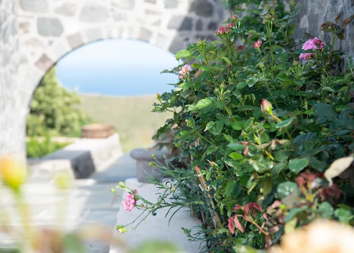 Pavlaina Complex Of Traditional Residences In Nisyros. Enjoy The Garden And The Sea View * Εμπορειός