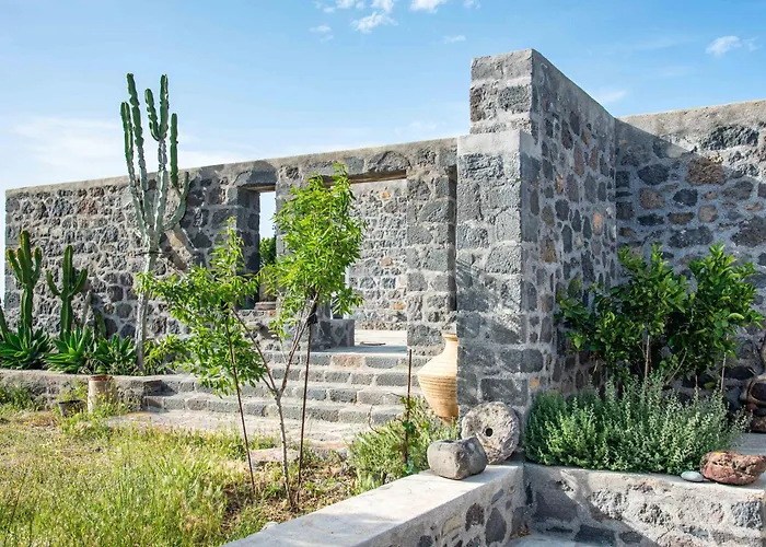 Pavlaina Complex Of Traditional Residences In Nisyros. Enjoy The Garden And The Sea View Διαμέρισμα *