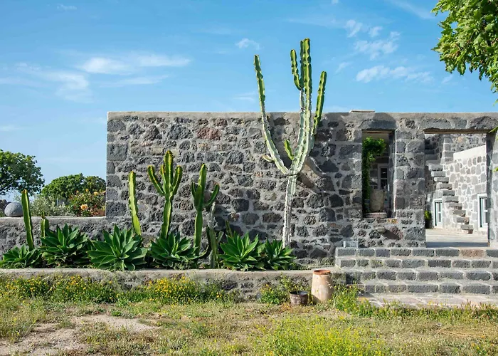 Pavlaina Complex Of Traditional Residences In Nisyros. Enjoy The Garden And The Sea View Εμπορειός