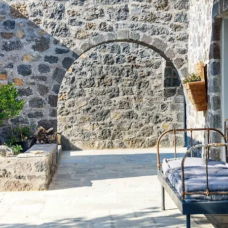 Pavlaina Complex Of Traditional Residences In Nisyros. Enjoy The Garden And The Sea View Apartment *