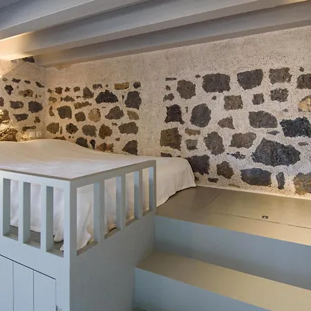 Pavlaina Complex Of Traditional Residences In Nisyros. Enjoy The Garden And The Sea View * Emporeios (Nisyros)