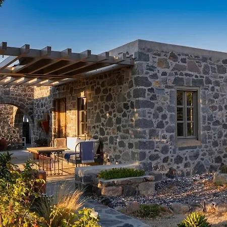 Pavlaina Complex Of Traditional Residences In Nisyros. Enjoy The Garden And The Sea View Emporeiós