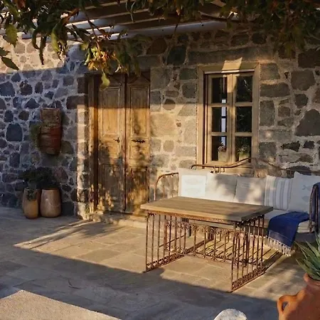 Pavlaina Complex Of Traditional Residences In Nisyros. Enjoy The Garden And The Sea View Appartement