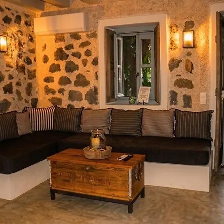 Pavlaina Complex Of Traditional Residences In Nisyros. Enjoy The Garden And The Sea View Διαμέρισμα *