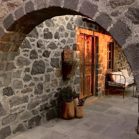 Pavlaina Complex Of Traditional Residences In Nisyros. Enjoy The Garden And The Sea View Διαμέρισμα Εμπορειός